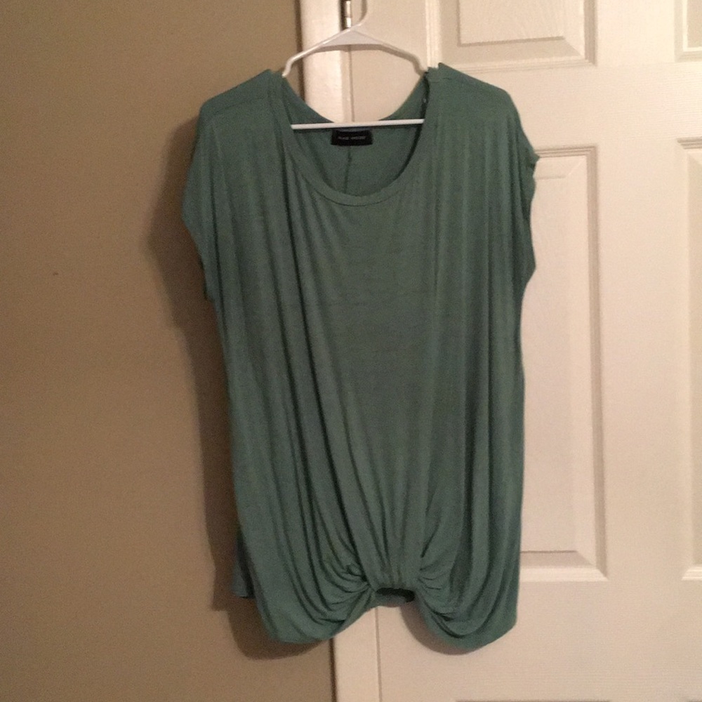 Green knot bottom short sleeve tee
